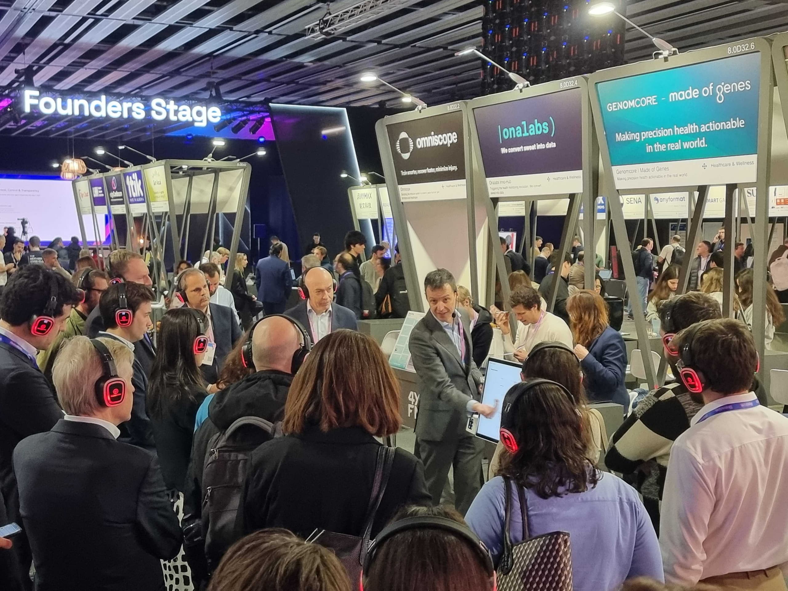 Miquel Bru durante una presentación en el stand de Genomcore-Made of Genes en el MWC 2026