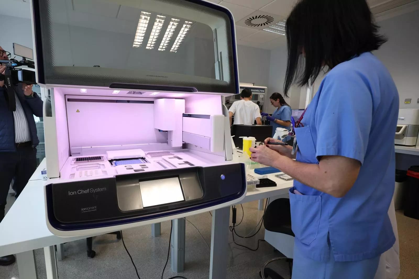 Equipo de secuenciación Ion Chef System en el laboratorio del Hospital La Fe vinculado a la plataforma GenVAL