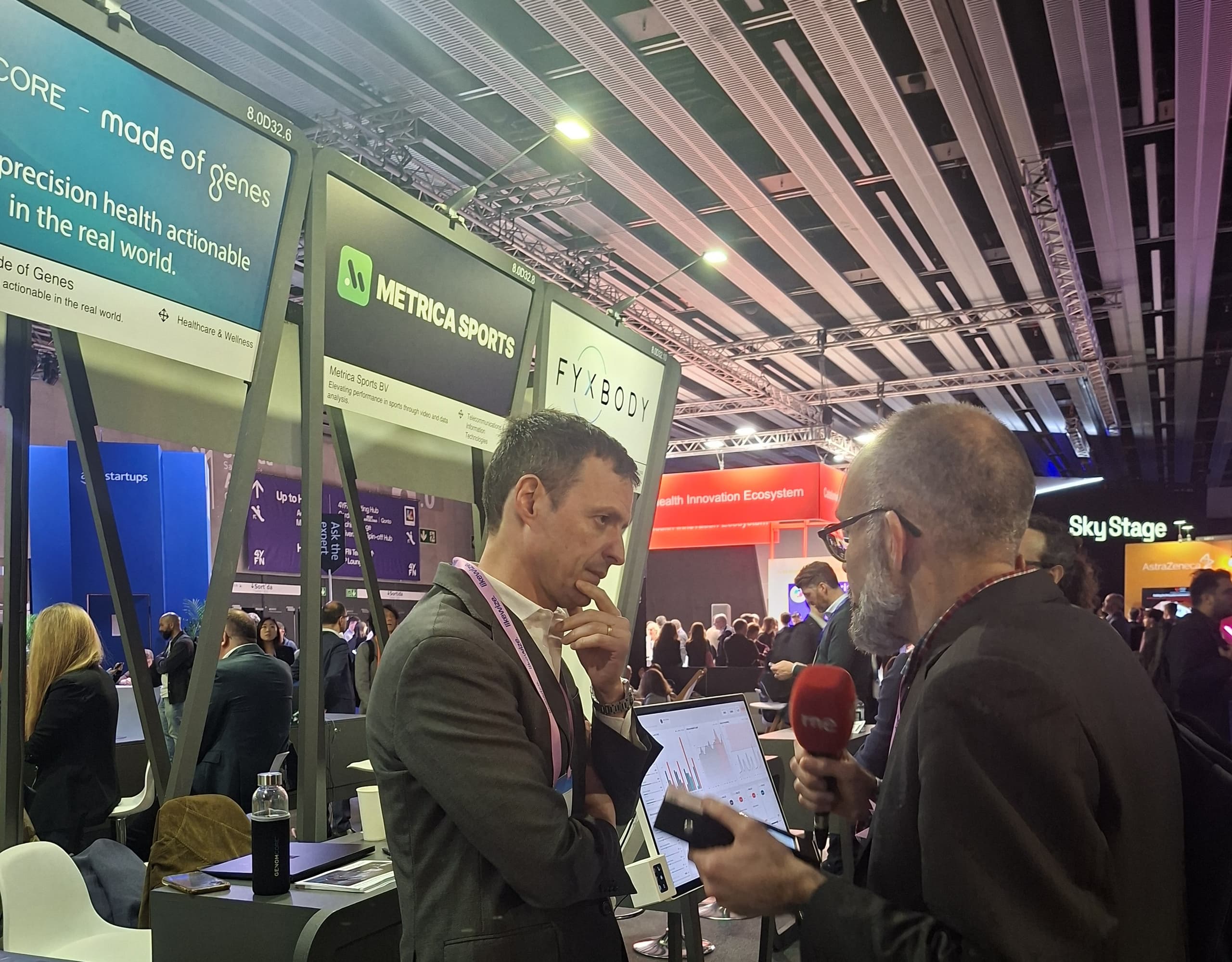 Miquel A. Bru siendo entrevistado por Manu Martínez de RNE en el stand de Genomcore durante el Mobile World Congress 2026