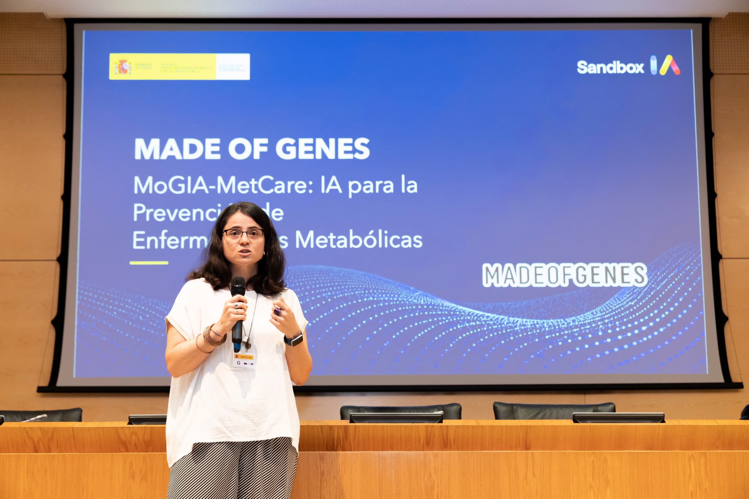 María Díez, QARA Lead de Genomcore, presentando la solución de Made of Genes y Genomcore en la clausura del Sandbox de IA de la UE