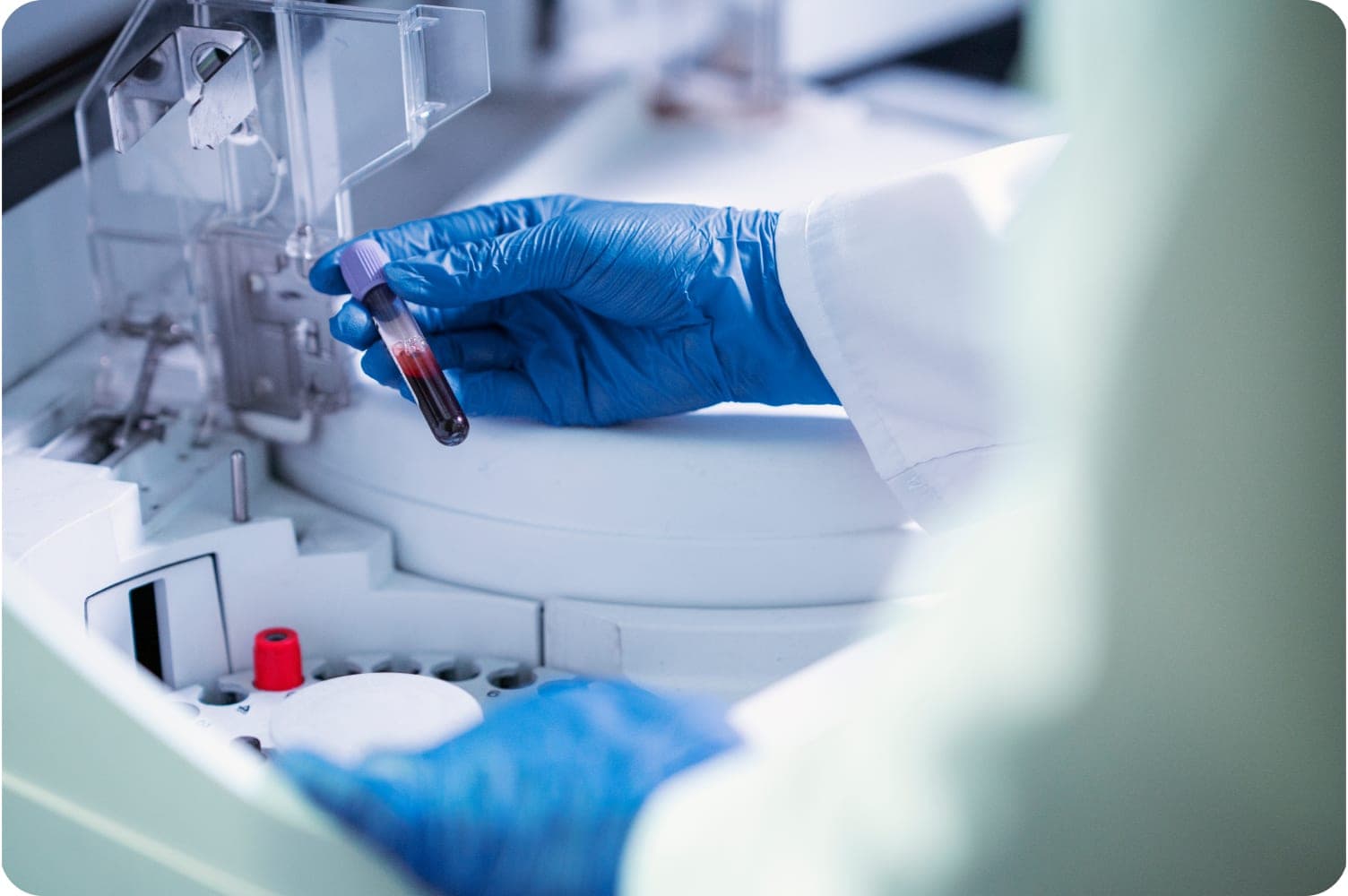 SYNLAB, reduciendo tiempos de respuesta con flujos de trabajo automatizados de extremo a extremo — Flujos automatizados para el mayor laboratorio clínico de Europa