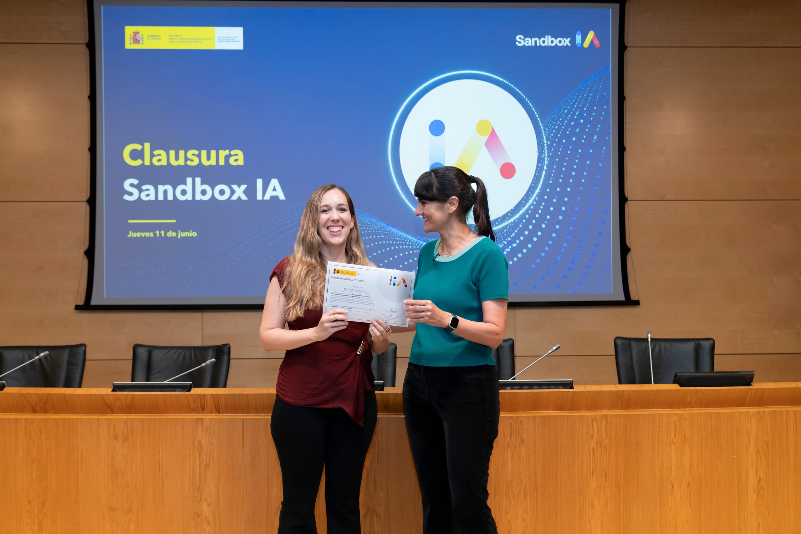 Laura Isus y María Díez recogen el diploma acreditativo del Sandbox de IA de la UE de manos de María González Veracruz