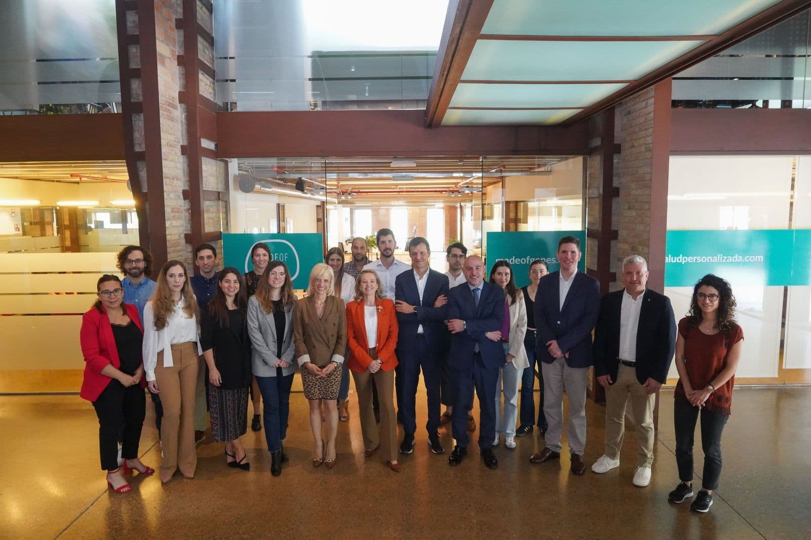 La vicepresidenta del Gobierno español Nadia Calviño visitando las oficinas de Genomcore con miembros del equipo y funcionarios del gobierno